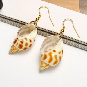 Conch shell dangle boutique handmade earrings NWT